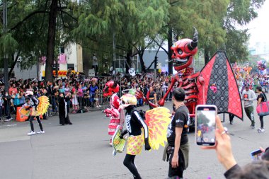Ciudad de Mexico, Meksika - 29 Ekim 2022 Meksika kültürünün zenginliğini ve geleneklerini kutlamak için Dead Parade Günü, CDMX 'te Reforma Avenue' da büyük bir parti