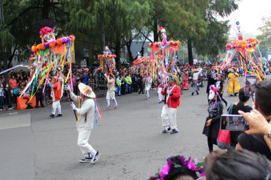Ciudad de Mexico, Meksika - 29 Ekim 2022 Meksika kültürünün zenginliğini ve geleneklerini kutlamak için Dead Parade Günü, CDMX 'te Reforma Avenue' da büyük bir parti