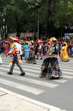 Ciudad de Mexico, Meksika - 29 Ekim 2022 Meksika kültürünün zenginliğini ve geleneklerini kutlamak için Dead Parade Günü, CDMX 'te Reforma Avenue' da büyük bir parti