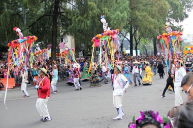 Ciudad de Mexico, Meksika - 29 Ekim 2022 Meksika kültürünün zenginliğini ve geleneklerini kutlamak için Dead Parade Günü, CDMX 'te Reforma Avenue' da büyük bir parti