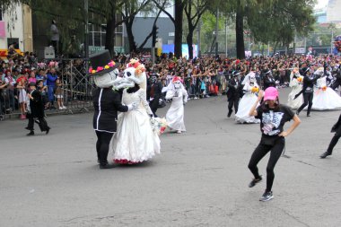 Ciudad de Mexico, Meksika - 29 Ekim 2022 Meksika kültürünün zenginliğini ve geleneklerini kutlamak için Dead Parade Günü, CDMX 'te Reforma Avenue' da büyük bir parti