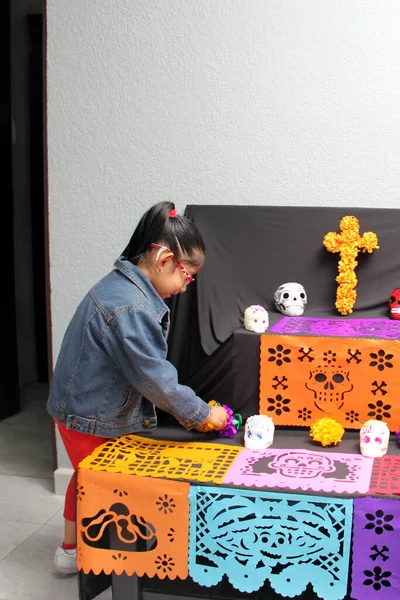 멕시코 소녀는 멕시코의 일부를 친척들을 제단을 제물로 바쳤다 — 스톡 사진