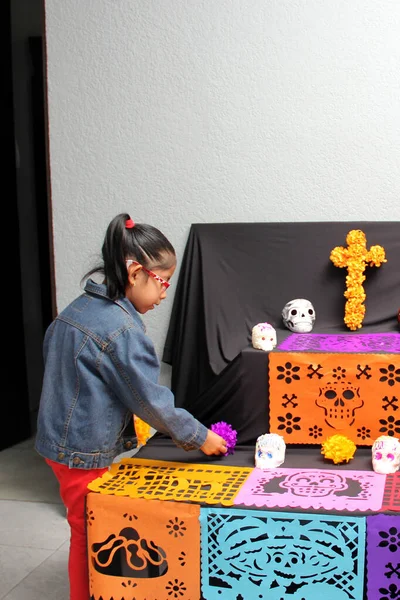 멕시코 소녀는 멕시코의 일부를 친척들을 제단을 제물로 바쳤다 — 스톡 사진
