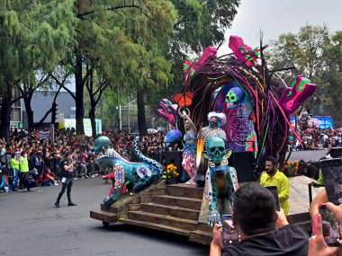Ciudad de Mexico, Meksika - 29 Ekim 2022 Meksika kültürünün zenginliğini ve geleneklerini kutlamak için Dead Parade Günü, CDMX 'te Reforma Avenue' da büyük bir parti