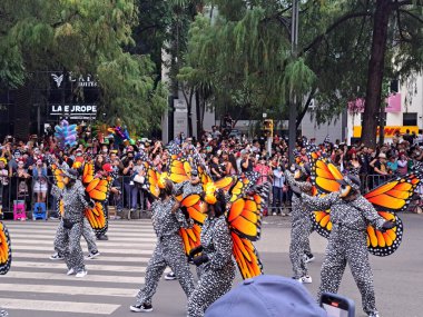 Ciudad de Mexico, Meksika - 29 Ekim 2022 Meksika kültürünün zenginliğini ve geleneklerini kutlamak için Dead Parade Günü, CDMX 'te Reforma Avenue' da büyük bir parti