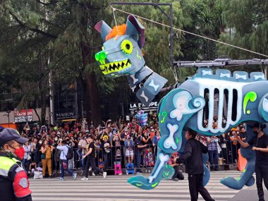 Mexico City, Meksika - 29 Ekim 2022 Meksika kültürünün zenginliğini ve geleneklerini kutlamak için düzenlenen Ölü Geçit Günü, CDMX 'teki Reforma Bulvarı' nda büyük bir parti