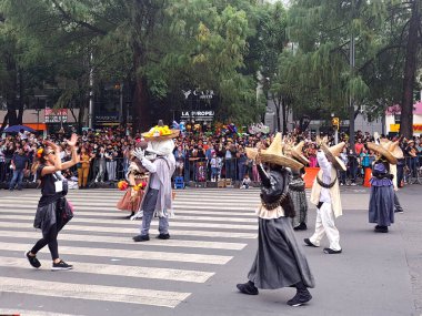 Mexico City, Meksika - 29 Ekim 2022 Meksika kültürünün zenginliğini ve geleneklerini kutlamak için düzenlenen Ölü Geçit Günü, CDMX 'teki Reforma Bulvarı' nda büyük bir parti