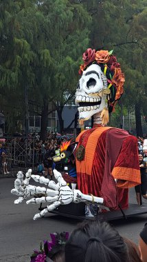 Mexico City, Meksika - 29 Ekim 2022 Meksika kültürünün zenginliğini ve geleneklerini kutlamak için düzenlenen Ölü Geçit Günü, CDMX 'teki Reforma Bulvarı' nda büyük bir parti
