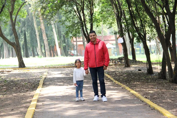 Latino Divorziati Single Papà Figlia Piedi Nel Parco Trascorrere Del — Foto Stock