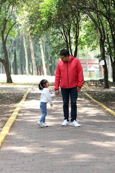 ラティーノは離婚したシングルファーザーと娘は公園を歩き 物理的な活動で質の高い時間を過ごし 技術を使わずに話す — ストック写真
