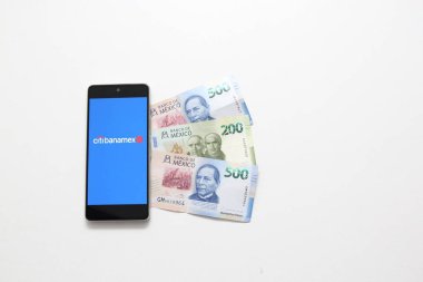 Mexico City, Mexico - 9 Kasım 2022: Citibanamex banka uygulamasındaki mobil bankacılık kullanıcıları bu finansal hizmetin kullanımından şikayet ve talepleri artırdı