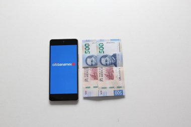 Mexico City, Mexico - 9 Kasım 2022: Citibanamex banka uygulamasındaki mobil bankacılık kullanıcıları bu finansal hizmetin kullanımından şikayet ve talepleri artırdı