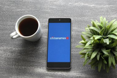 Mexico City, Mexico - 9 Kasım 2022: Citibanamex banka uygulamasındaki mobil bankacılık kullanıcıları bu finansal hizmetin kullanımından şikayet ve talepleri artırdı