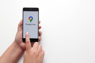 Mexico City, Mexico - 9 Kasım 2022: Google Maps, bu konum için en popüler uygulama, şimdi bir harita veya bir rota kaydetme seçeneğine sahip ve daha sonra İnternet 'e gerek kalmadan izlenebilir