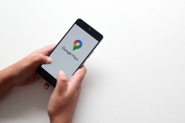 Mexico City, Mexico - 9 Kasım 2022: Google Maps, bu konum için en popüler uygulama, şimdi bir harita veya bir rota kaydetme seçeneğine sahip ve daha sonra İnternet 'e gerek kalmadan izlenebilir