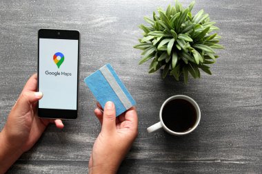 Mexico City, Mexico - 9 Kasım 2022: Google Maps, bu konum için en popüler uygulama, şimdi bir harita veya bir rota kaydetme seçeneğine sahip ve daha sonra İnternet 'e gerek kalmadan izlenebilir