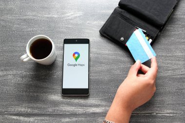 Mexico City, Mexico - 9 Kasım 2022: Google Maps, bu konum için en popüler uygulama, şimdi bir harita veya bir rota kaydetme seçeneğine sahip ve daha sonra İnternet 'e gerek kalmadan izlenebilir