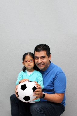 Latin bir baba ve kızı futbola olan sevgilerini paylaşıyorlar. Elleriyle Dünya Kupası maçını izlemek için can atıyorlar.