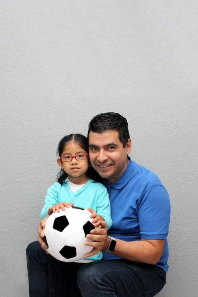 Latynoski Tata Córka Dzielą Się Swoją Miłością Piłki Nożnej Biorą — Zdjęcie stockowe