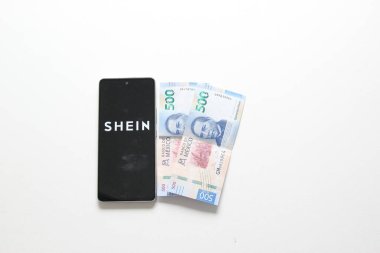 Mexico City, Mexico - 9 Kasım 2022: Shein, tekstil endüstrisinin en büyük moda şirketlerinden biri ve tüketicilerin düşük fiyatları ve çeşitli tasarımları nedeniyle tercihleri arasında yer alıyor.