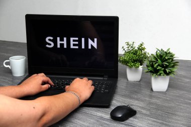 Mexico City, Mexico - 9 Kasım 2022: Shein, tekstil endüstrisinin en büyük moda şirketlerinden biri ve tüketicilerin düşük fiyatları ve çeşitli tasarımları nedeniyle tercihleri arasında yer alıyor.