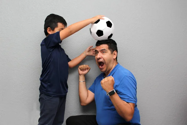 Іспанський Тато Син Розділяють Свою Любов Футболу Вони Беруть Руками — стокове фото