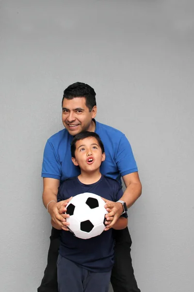 Ισπανόφωνος Μπαμπάς Και Γιος Μοιράζονται Την Αγάπη Τους Για Ποδόσφαιρο — Φωτογραφία Αρχείου