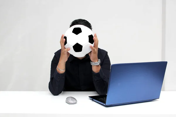 Hombre Oficina Adulto Latino Partidos Fútbol Computadora Portátil Trabajo Durante —  Fotos de Stock