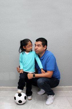 Latin baba ve kızı futbola olan sevgilerini paylaşıyorlar. Futbol maçını izlemek için sabırsızlanıyorlar.