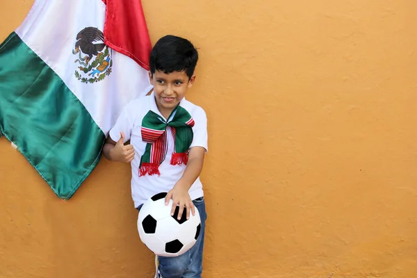 8岁的拉蒂诺男孩兴奋地看到墨西哥足球队带着他的球和墨西哥国旗准备比赛 — 图库照片