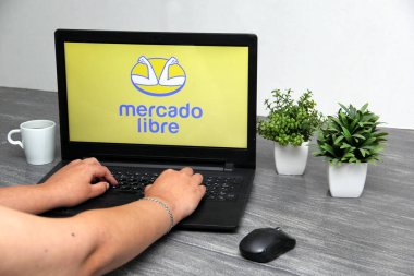Mexico City, Mexico - 9 Kasım 2022: Elektronik ticaret platformu Mercado Libre yılın üçüncü çeyreğinde toplam gelirinin arttığını bildirdi.