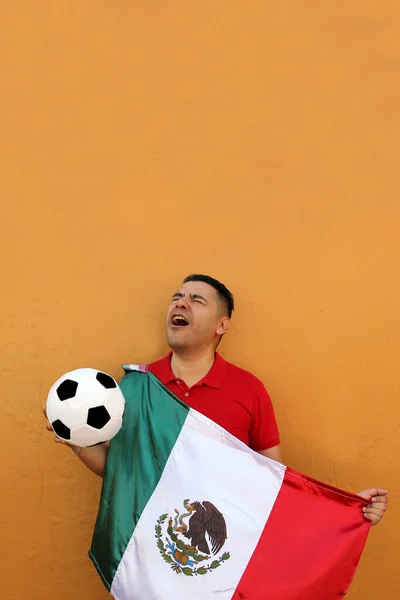 Hombre Adulto Mexicano Juega Con Una Pelota Fútbol Muy Emocionado —  Fotos de Stock