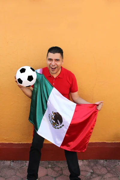 Hombre Adulto Mexicano Juega Con Una Pelota Fútbol Muy Emocionado —  Fotos de Stock