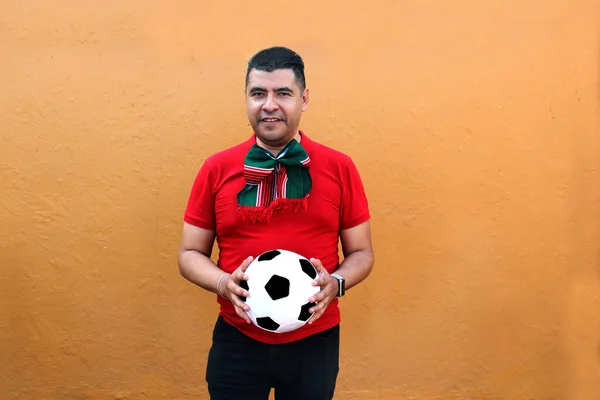 メキシコの成人男性はサッカーボールで非常に興奮している彼はメキシコの旗で試合を見に行き 彼のチームが勝つのを見たいと思います — ストック写真