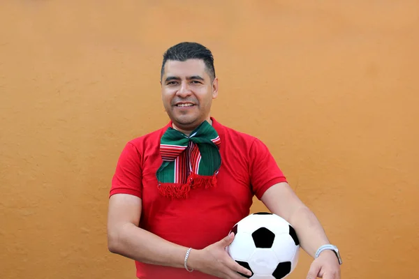 Μεξικανός Ενήλικας Παίζει Μια Μπάλα Ποδοσφαίρου Πολύ Ενθουσιασμένος Που Πρόκειται — Φωτογραφία Αρχείου