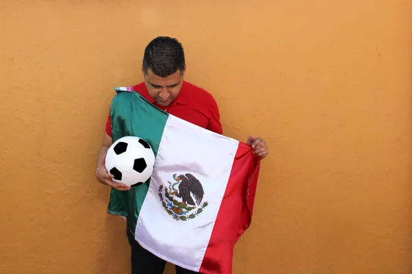 Homem Adulto Mexicano Joga Com Uma Bola Futebol Muito Animado — Fotografia de Stock