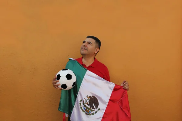 墨西哥成年男子玩足球时非常兴奋 因为他将看到有美国国旗的比赛 并希望看到他的球队获胜 — 图库照片