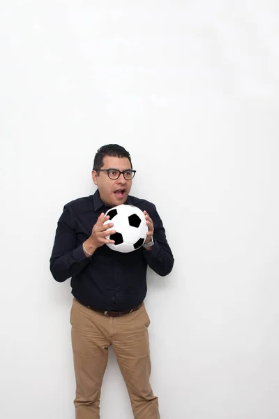 Дорослий Латиноамериканець Грає Футбольним Ячем Дуже Схвильований Тим Він Побачить — стокове фото