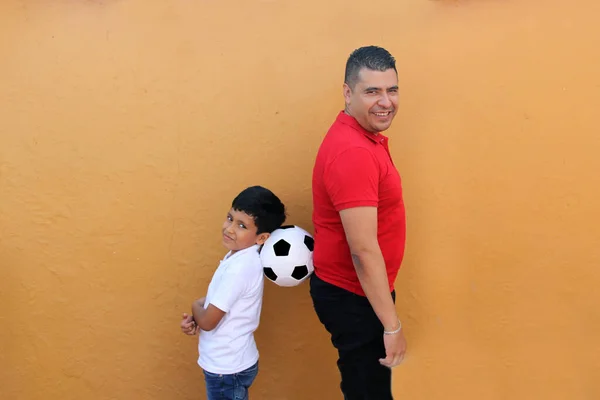 Батько Син Поділяють Свою Любов Футболу Вони Беруть Руками Захопленими — стокове фото