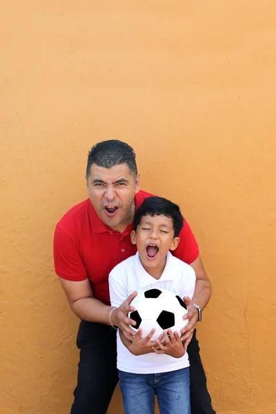 Λατίνος Μπαμπάς Και Γιος Μοιράζονται Την Αγάπη Τους Για Ποδόσφαιρο — Φωτογραφία Αρχείου