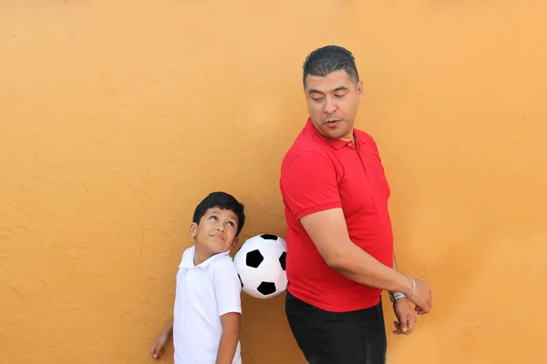 Λατίνος Μπαμπάς Και Γιος Μοιράζονται Την Αγάπη Τους Για Ποδόσφαιρο — Φωτογραφία Αρχείου