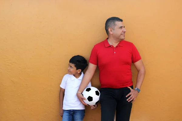 Latynoski Tata Syn Dzielą Się Swoją Miłością Piłki Nożnej Biorą — Zdjęcie stockowe