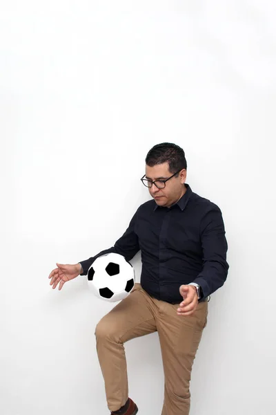 Latino Felnőtt Irodai Férfi Játszik Egy Focilabda Nagyon Izgatott Hogy — Stock Fotó