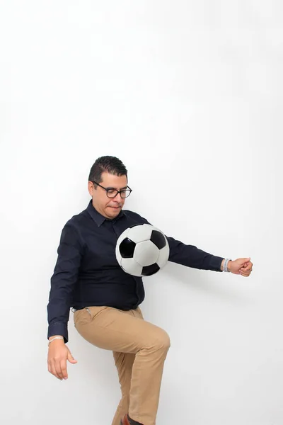 拉丁裔上班族玩足球 他很兴奋地看到自己要去看比赛 并希望看到自己的球队获胜 — 图库照片