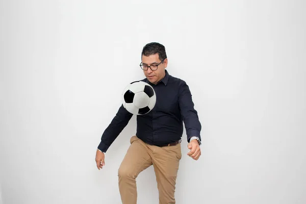 Hombre Oficina Adulto Latino Juega Con Una Pelota Fútbol Muy —  Fotos de Stock