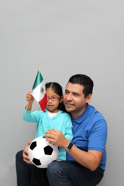 墨西哥爸爸和女儿分享他们对足球的热爱 他们带着球和国旗兴奋地看着足球比赛 — 图库照片