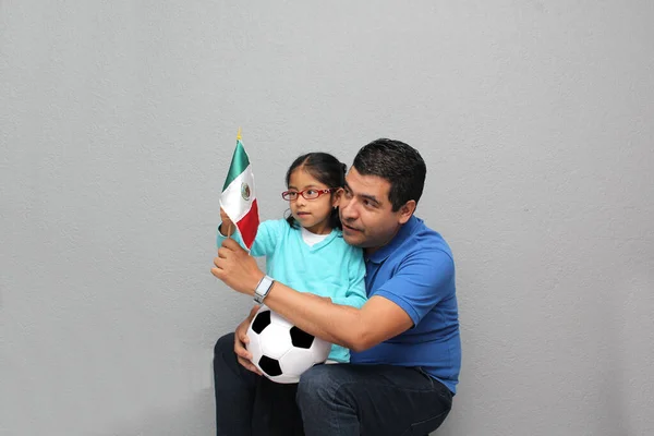 墨西哥爸爸和女儿分享他们对足球的热爱 他们带着球和国旗兴奋地看着足球比赛 — 图库照片