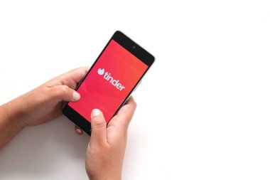 Mexico City, Mexico - 9 Kasım 2022: Tinder, dünyayı fetheden flört uygulaması, Meksika 'daki dolandırıcıları, soygunları ve gaspçıları rapor ediyor.