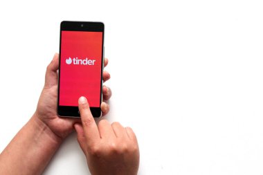 Mexico City, Mexico - 9 Kasım 2022: Tinder, dünyayı fetheden flört uygulaması, Meksika 'daki dolandırıcıları, soygunları ve gaspçıları rapor ediyor.