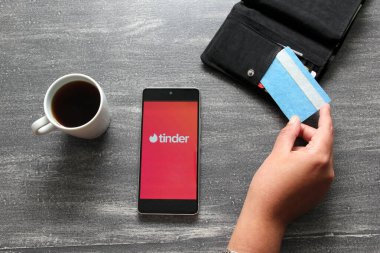 Mexico City, Mexico - 9 Kasım 2022: Tinder, dünyayı fetheden flört uygulaması, Meksika 'daki dolandırıcıları, soygunları ve gaspçıları rapor ediyor.